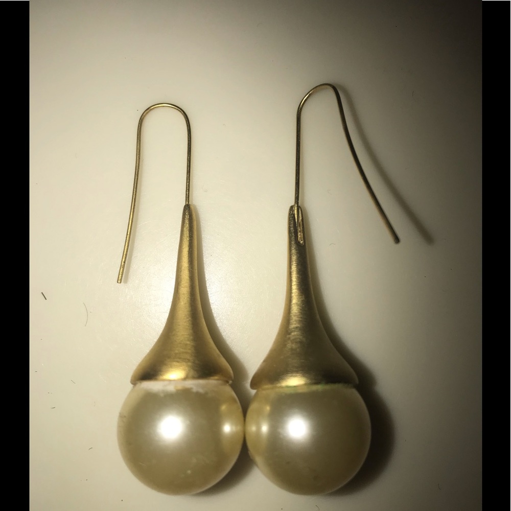 Brushed gold pearl drop earring